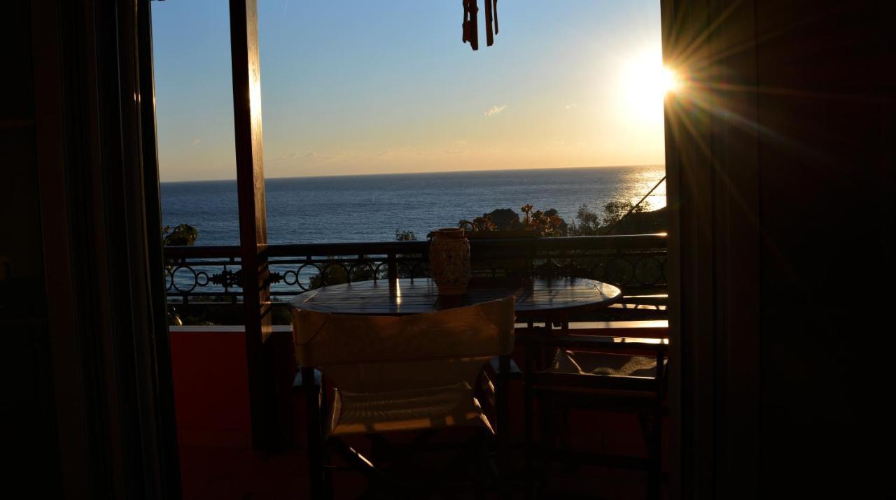 Papadatos Apts With Amazing View - 5Mins From The Beach Kontogialos Экстерьер фото